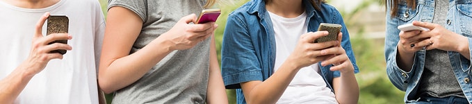 女孩们在汽车后座上玩手机