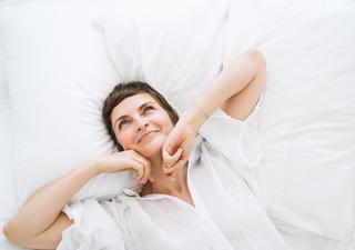 床上醒来的女人
